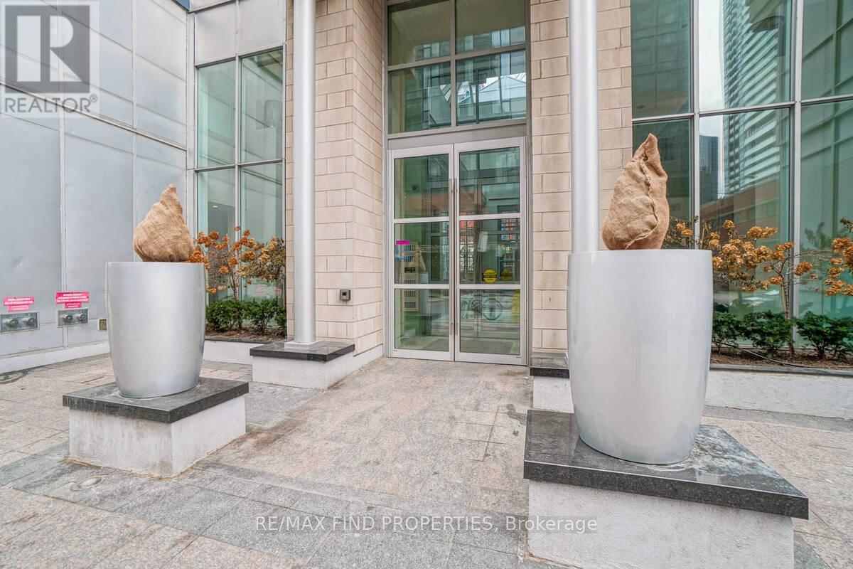 401 - 270 Wellington Street W, Toronto, Ontario  M5V 3P5 - Photo 2 - C12297259
