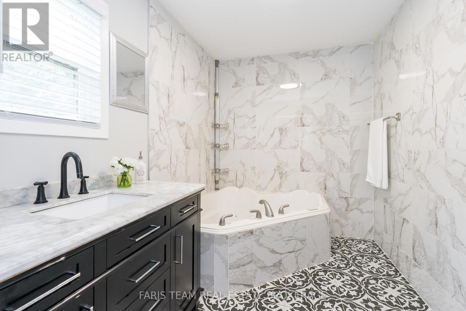 6234 Yonge Street, Innisfil, Ontario  L0L 1K0 - Photo 18 - N12297244