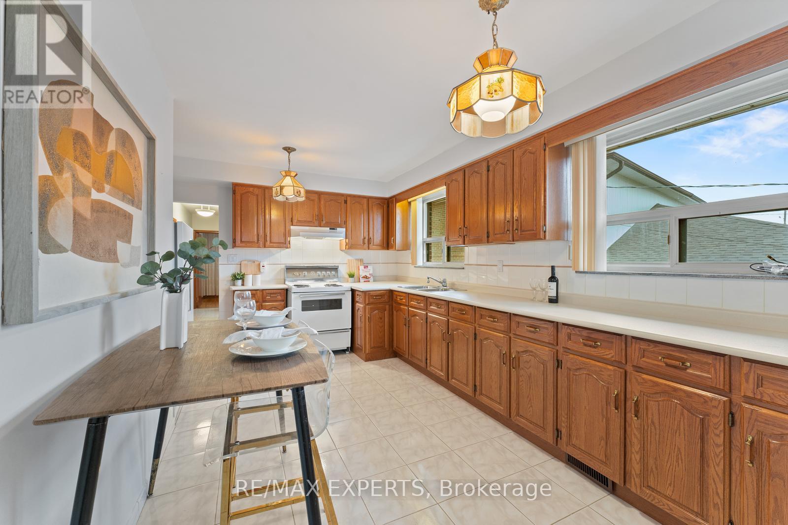 126 Ardwick Boulevard, Toronto (Humbermede), Ontario  M9M 1W2 - Photo 7 - W12297212