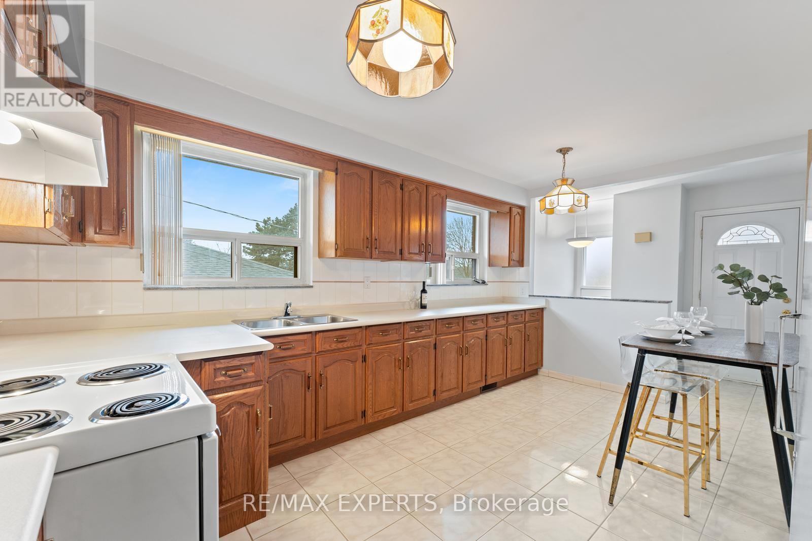 126 Ardwick Boulevard, Toronto (Humbermede), Ontario  M9M 1W2 - Photo 9 - W12297212