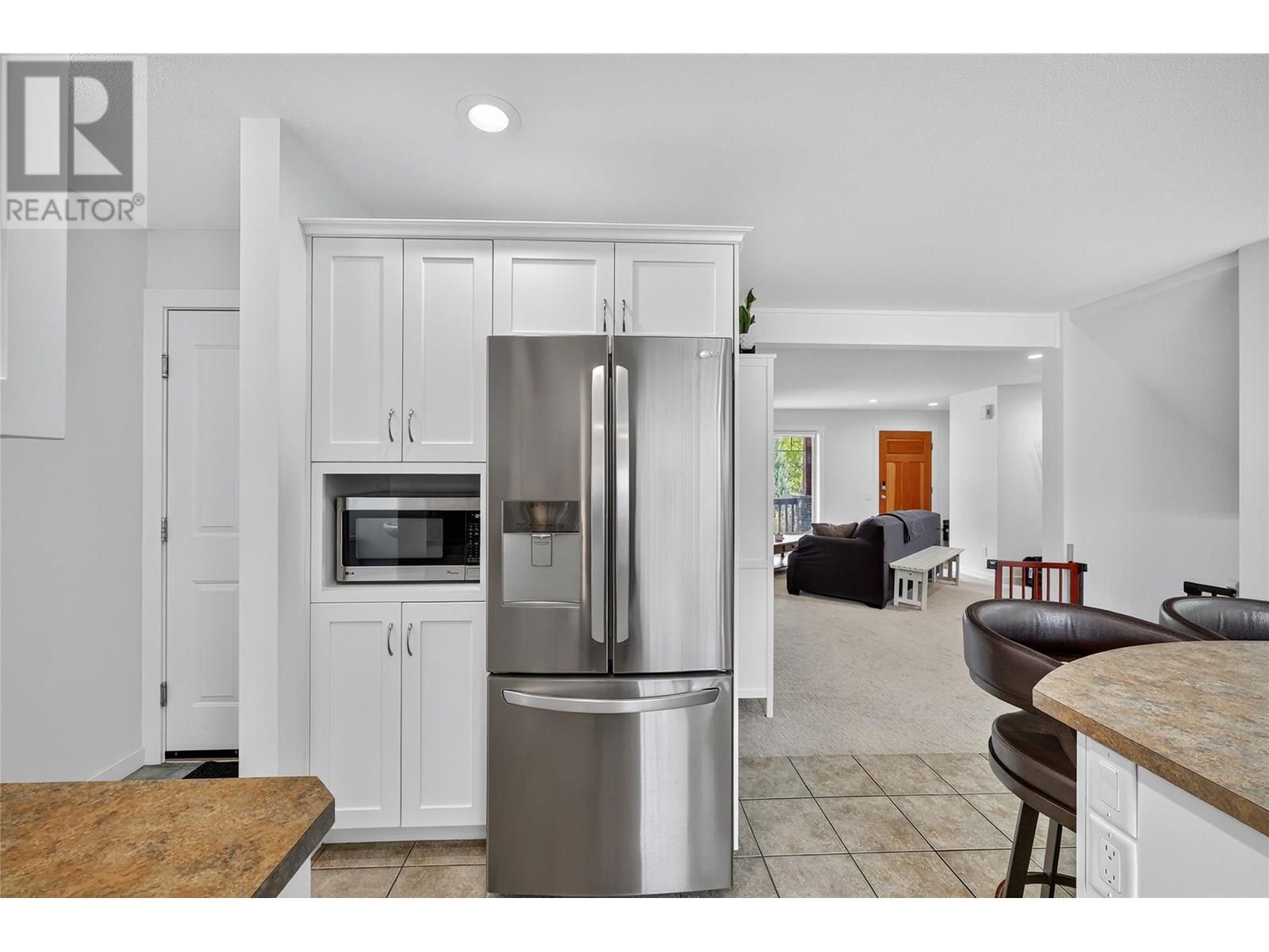 Property at 982 Paret Crescent image 4