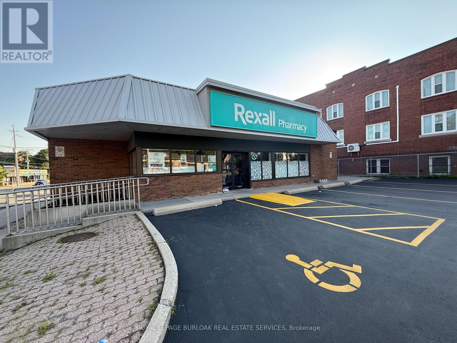 331 Dundurn Street S, Hamilton, Ontario  L8P 4L5 - Photo 3 - X12297458