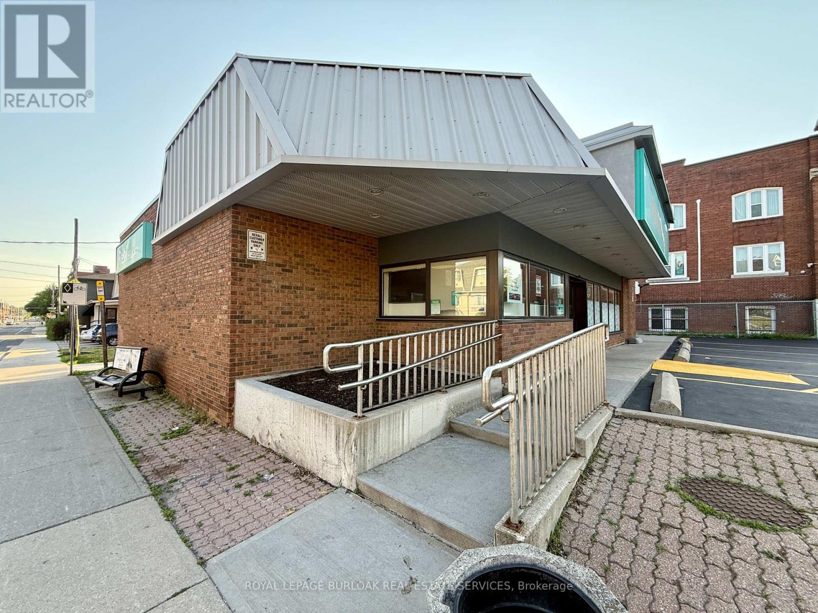 331 Dundurn Street S, Hamilton, Ontario  L8P 4L5 - Photo 4 - X12297458