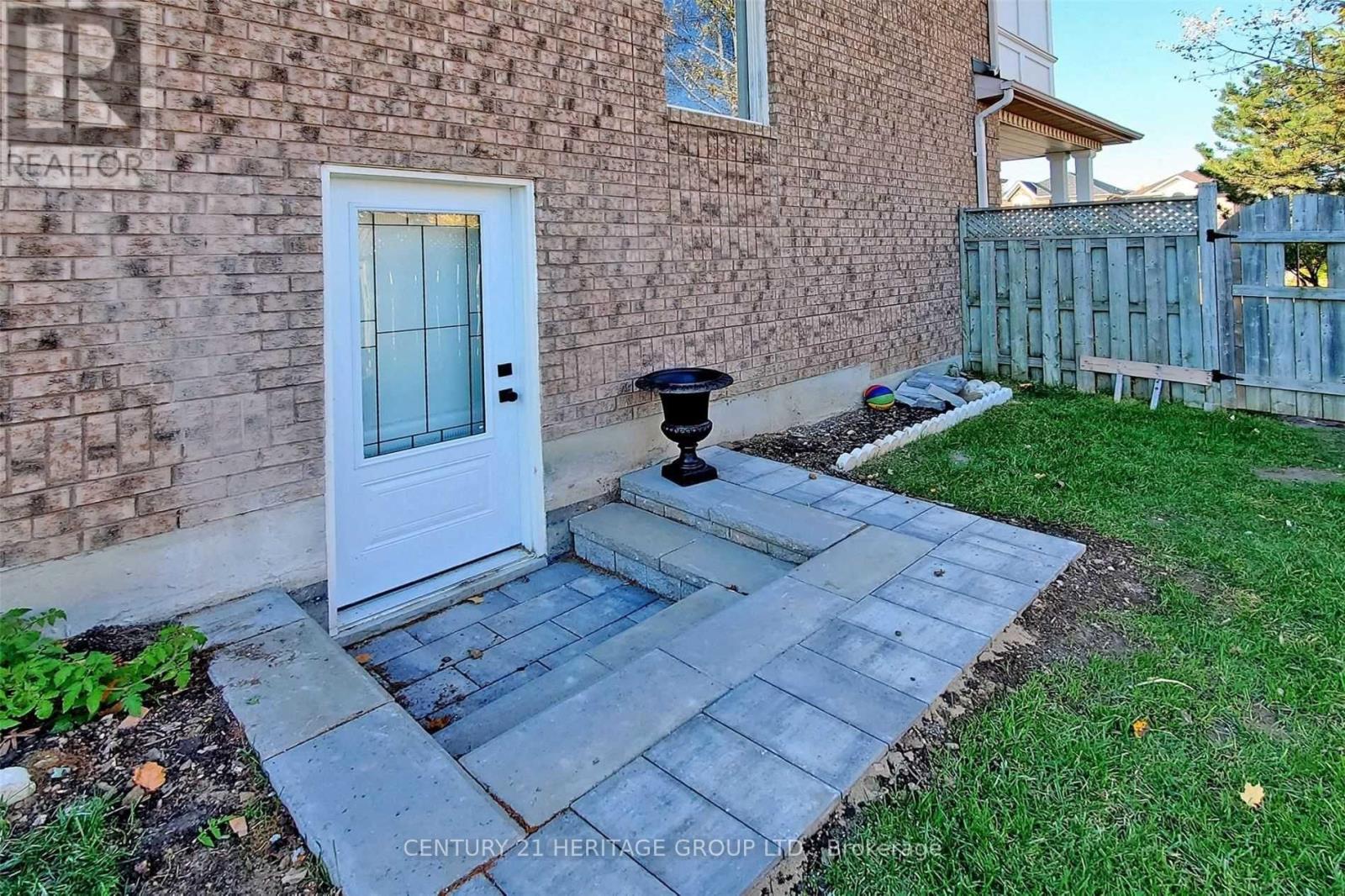 334 Hewitt Circle, Newmarket, Ontario  L3X 2H1 - Photo 5 - N12297569