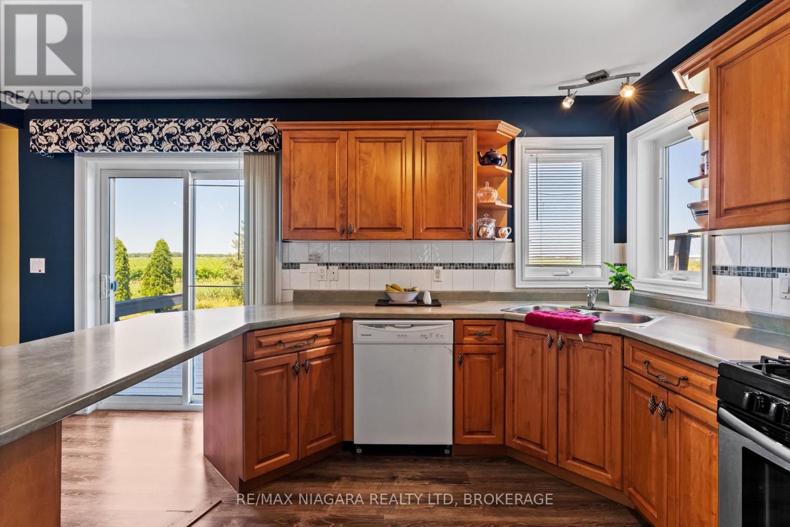 374 Niagara Stone Road, Niagara-On-The-Lake (Rural), Ontario  L0S 1J0 - Photo 13 - X12297726