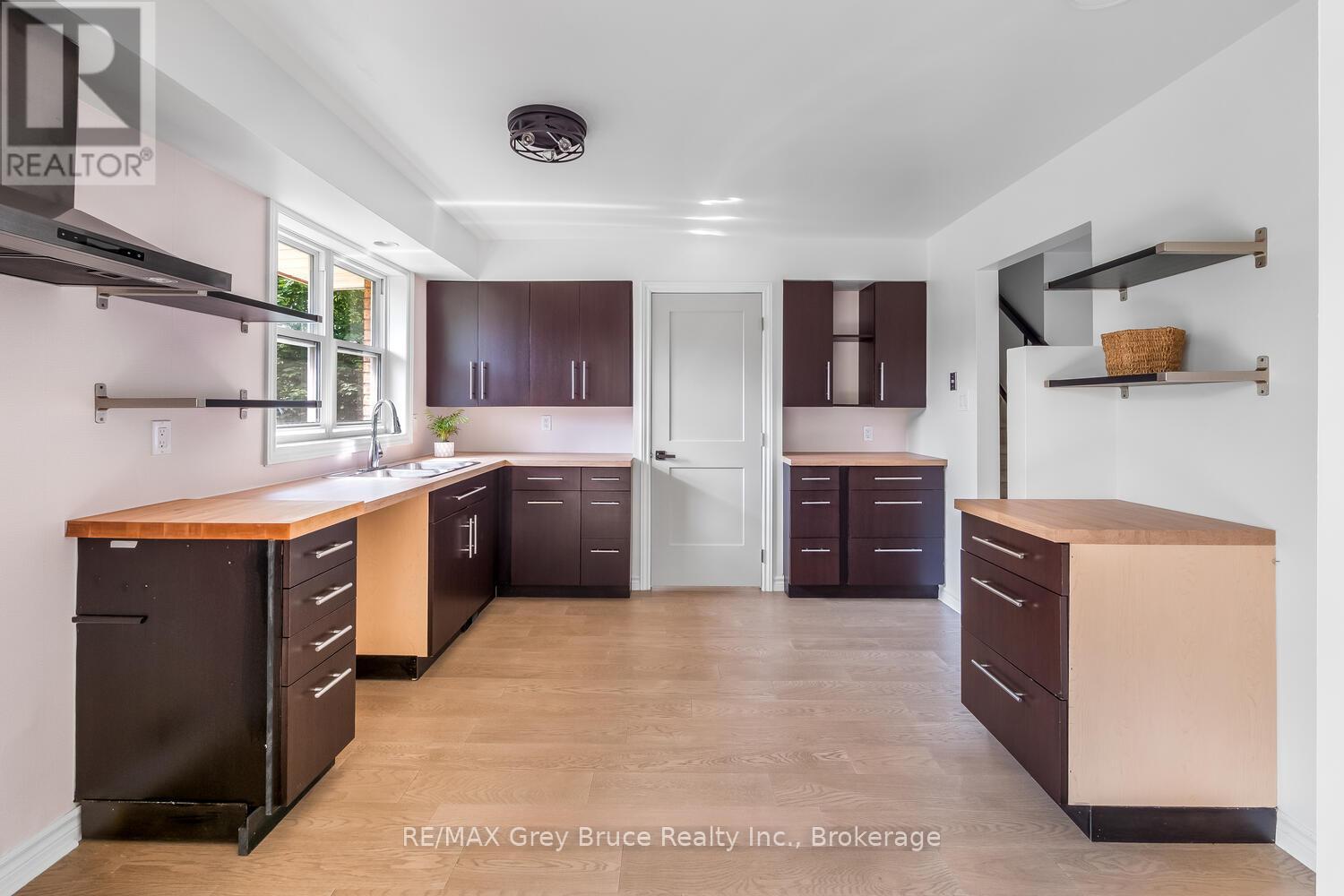 887 Nodwell Court, Saugeen Shores, Ontario  N0H 2C4 - Photo 2 - X12292998