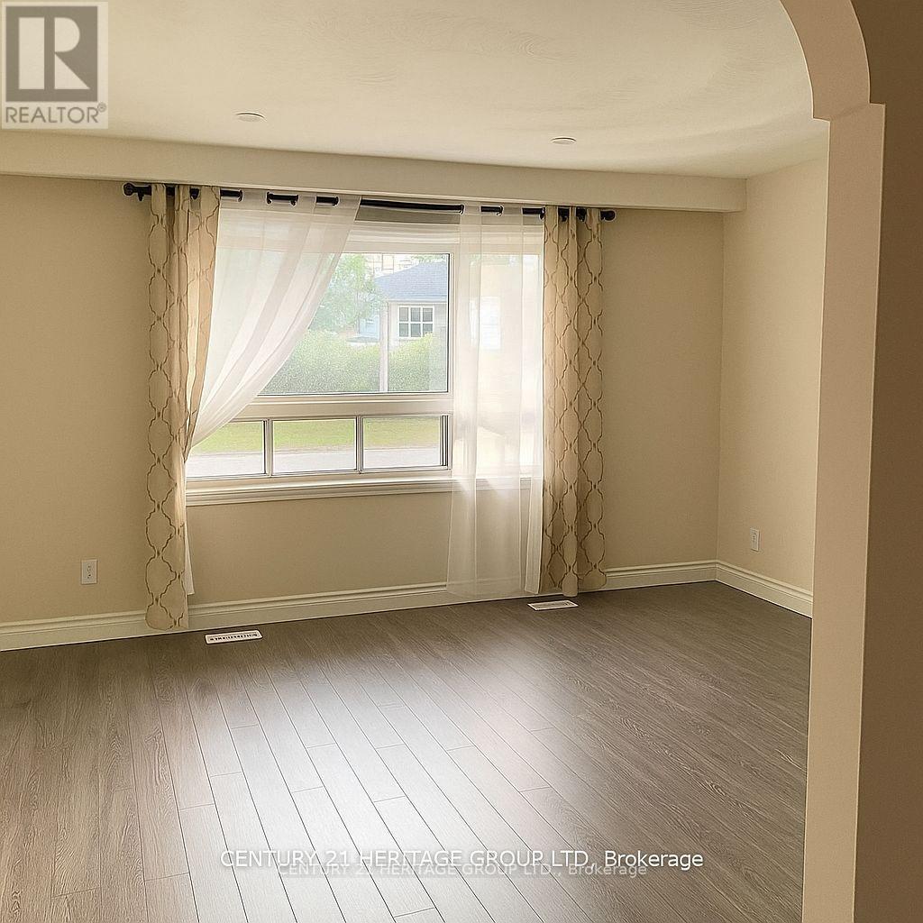 2047 Inglewood Drive, Innisfil, Ontario  L9S 1Z1 - Photo 5 - N12297648
