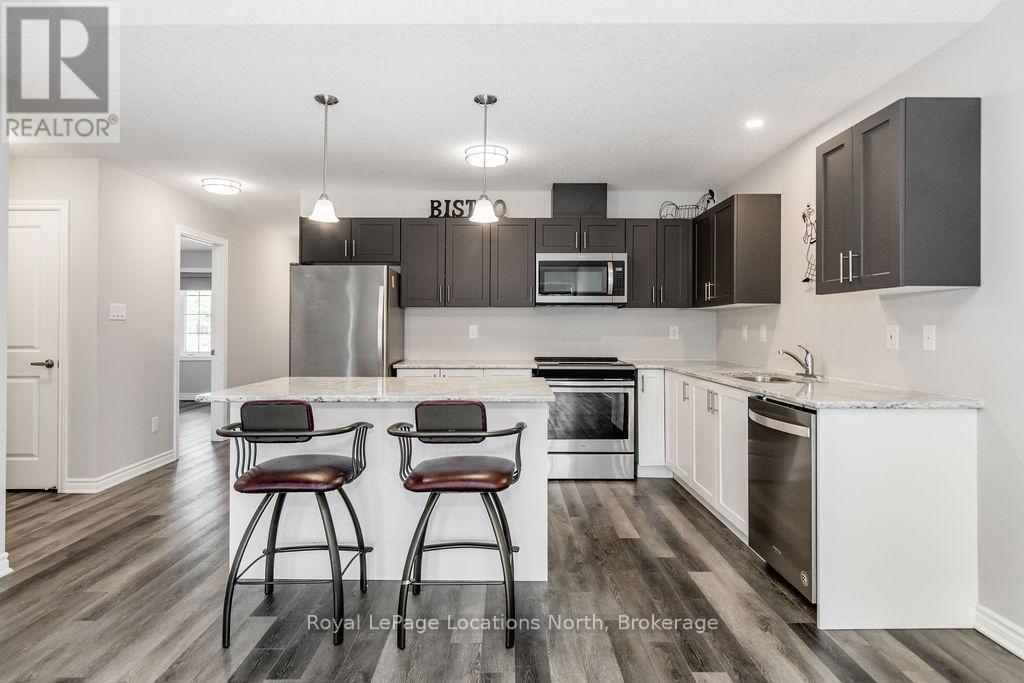 26 Ivy Crescent, Wasaga Beach, Ontario  L9Z 0H8 - Photo 3 - S12297984