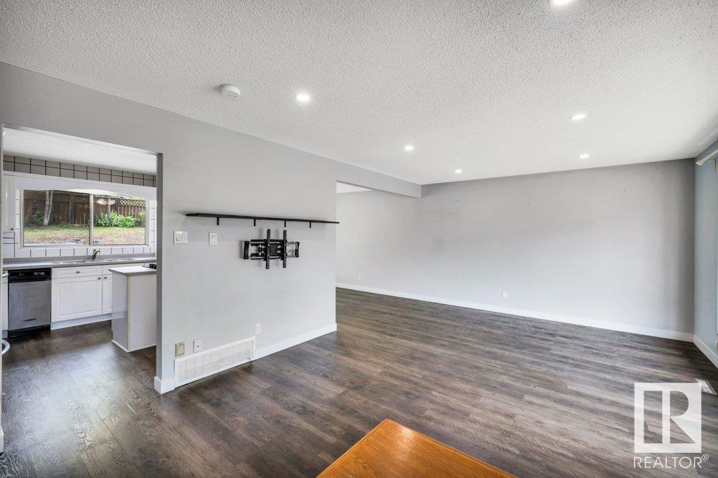 Property at 24 GREENWICH CR image 3