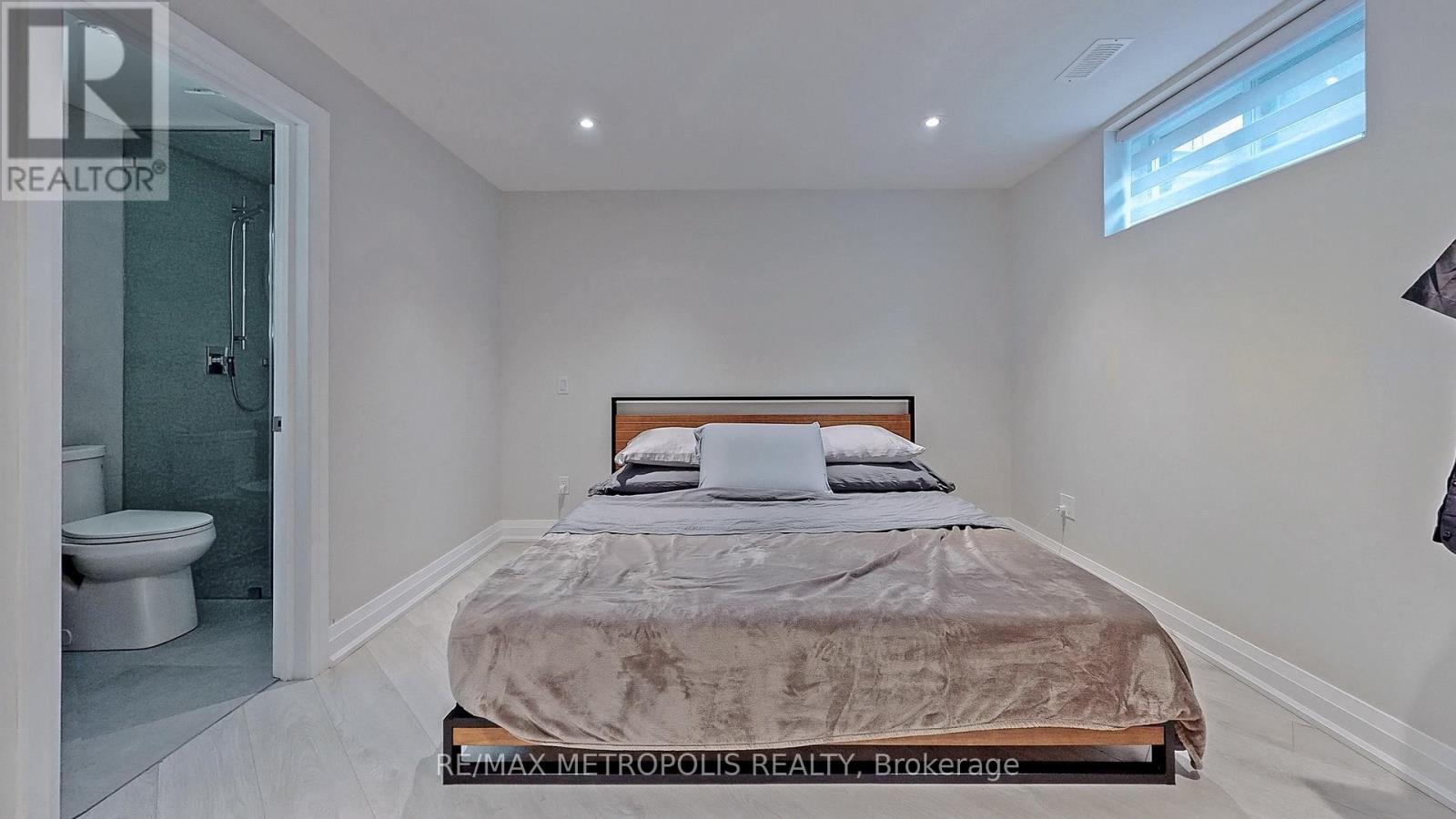 20 Knox Avenue, Toronto, Ontario  M9L 2M3 - Photo 9 - W12297821