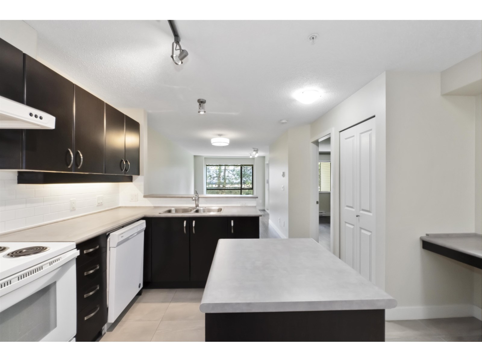338 10838 City Parkway, Surrey, British Columbia  V3T 5X9 - Photo 15 - R3028966