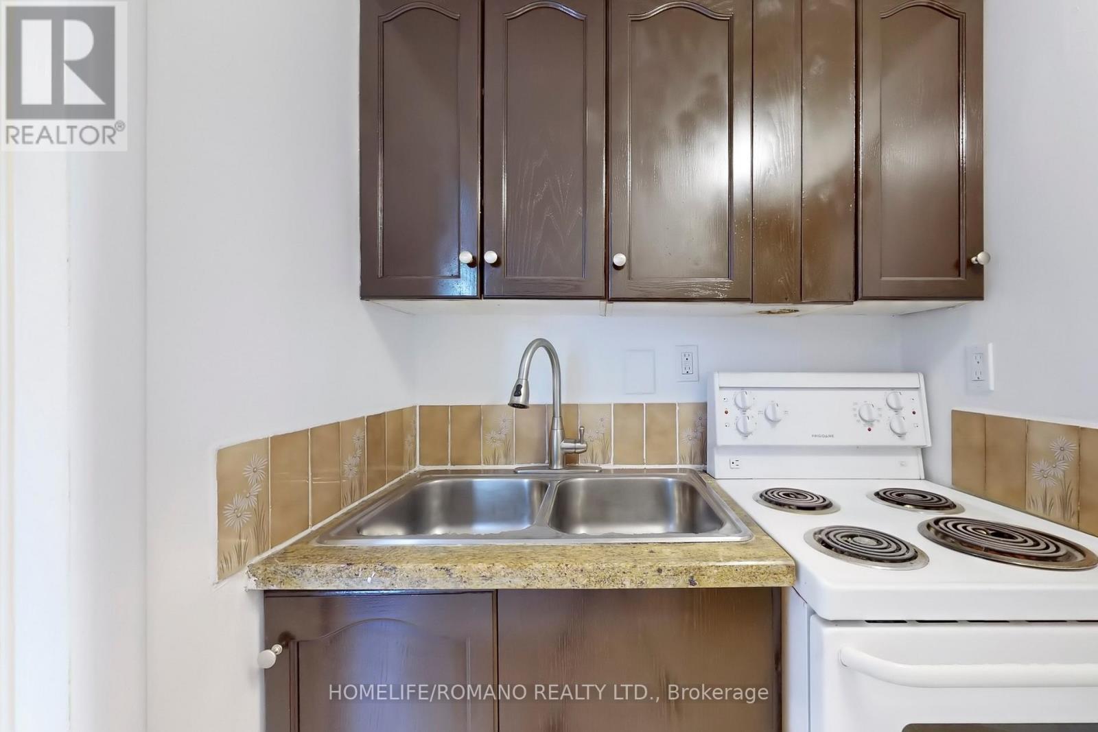 66 Mahoney Avenue, Toronto, Ontario  M6M 2H4 - Photo 25 - W12297937