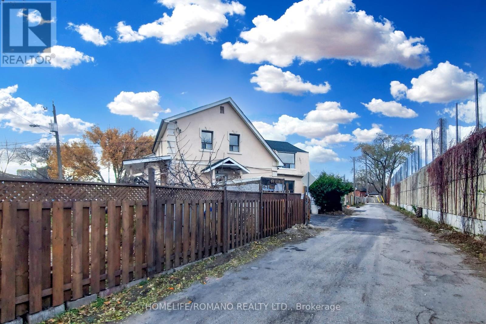 66 Mahoney Avenue, Toronto, Ontario  M6M 2H4 - Photo 36 - W12297937