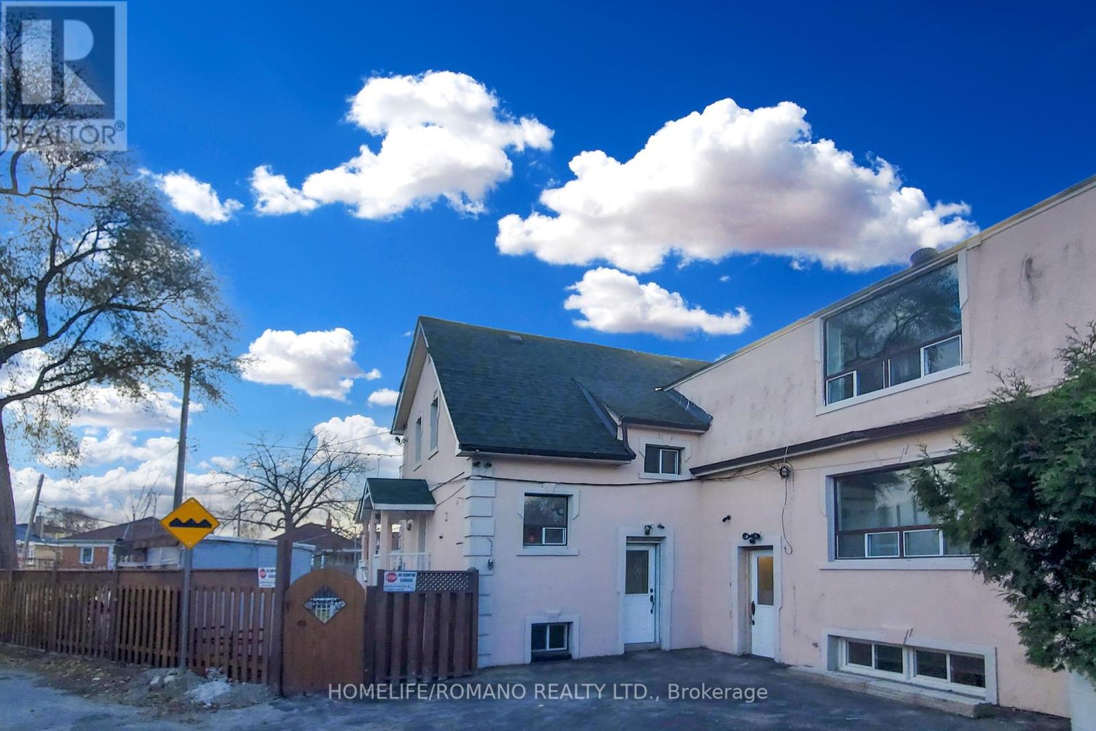 66 Mahoney Avenue, Toronto, Ontario  M6M 2H4 - Photo 38 - W12297937