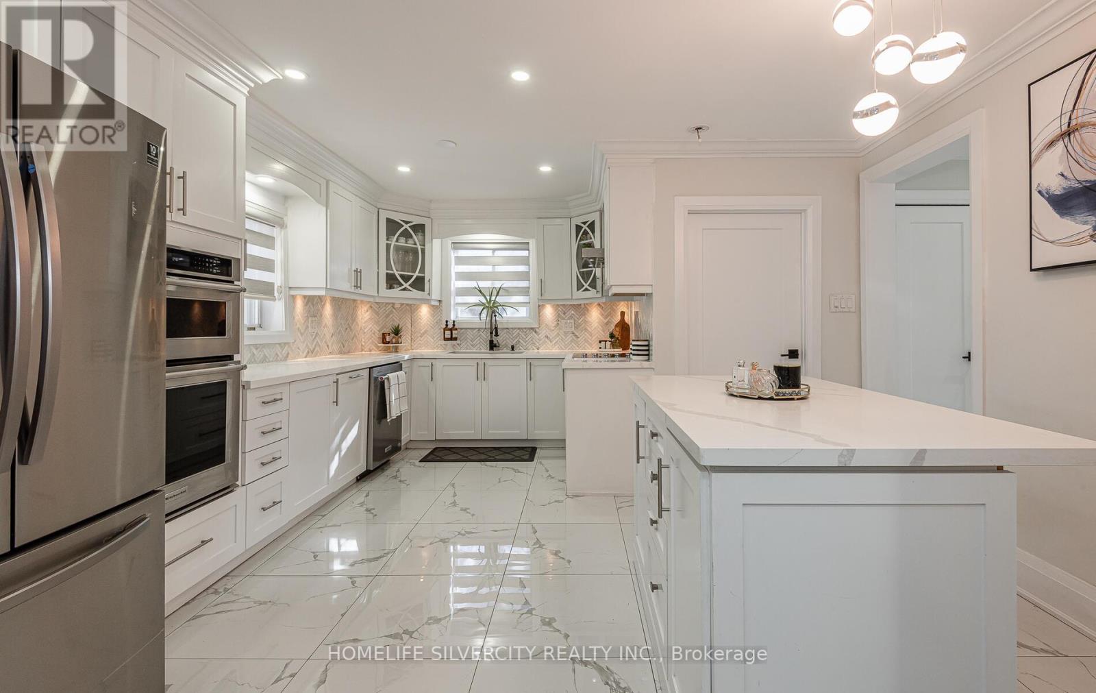 32 Sledman Street, Mississauga, Ontario  L4T 1K5 - Photo 9 - W12297958