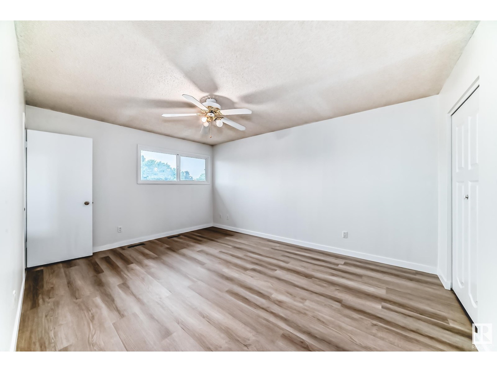 Property at 18435 93 AV NW image 2