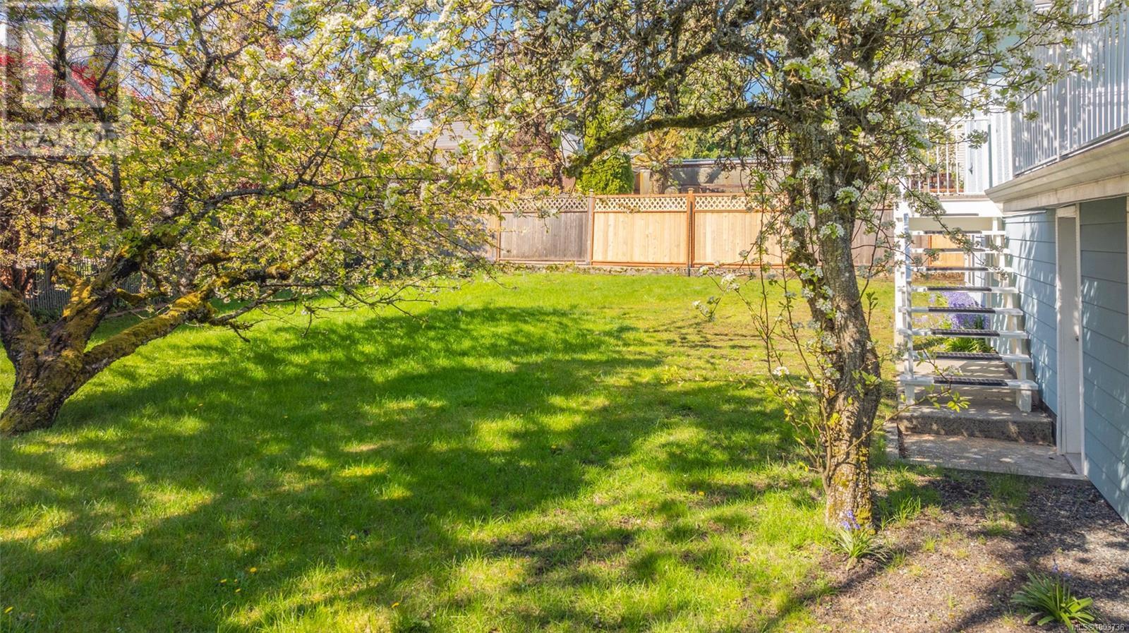 Property at 567 Drake St image 3