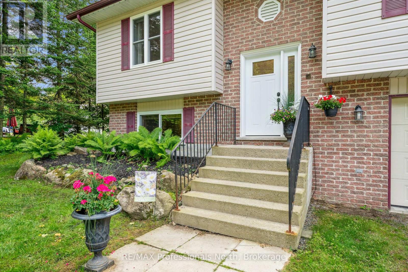 57 Yonge Street S, Huntsville, Ontario  P1H 1T8 - Photo 3 - X12281653