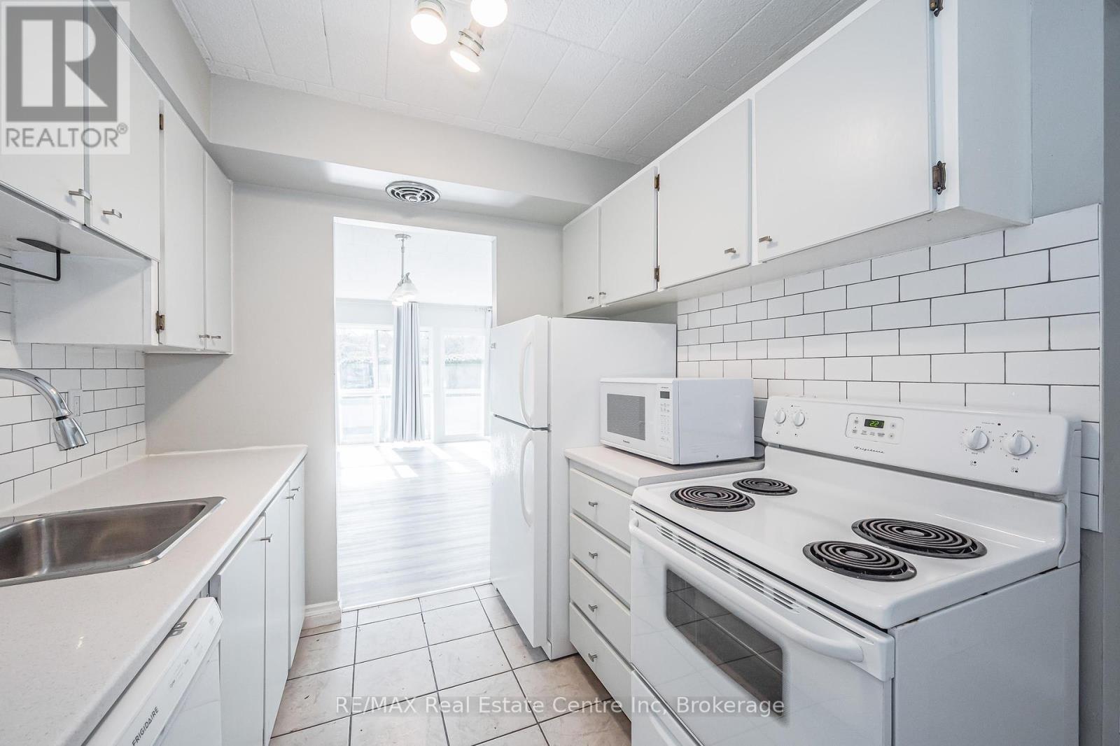102 - 105 Conroy Crescent, Guelph, Ontario  N1G 2V5 - Photo 5 - X12298243