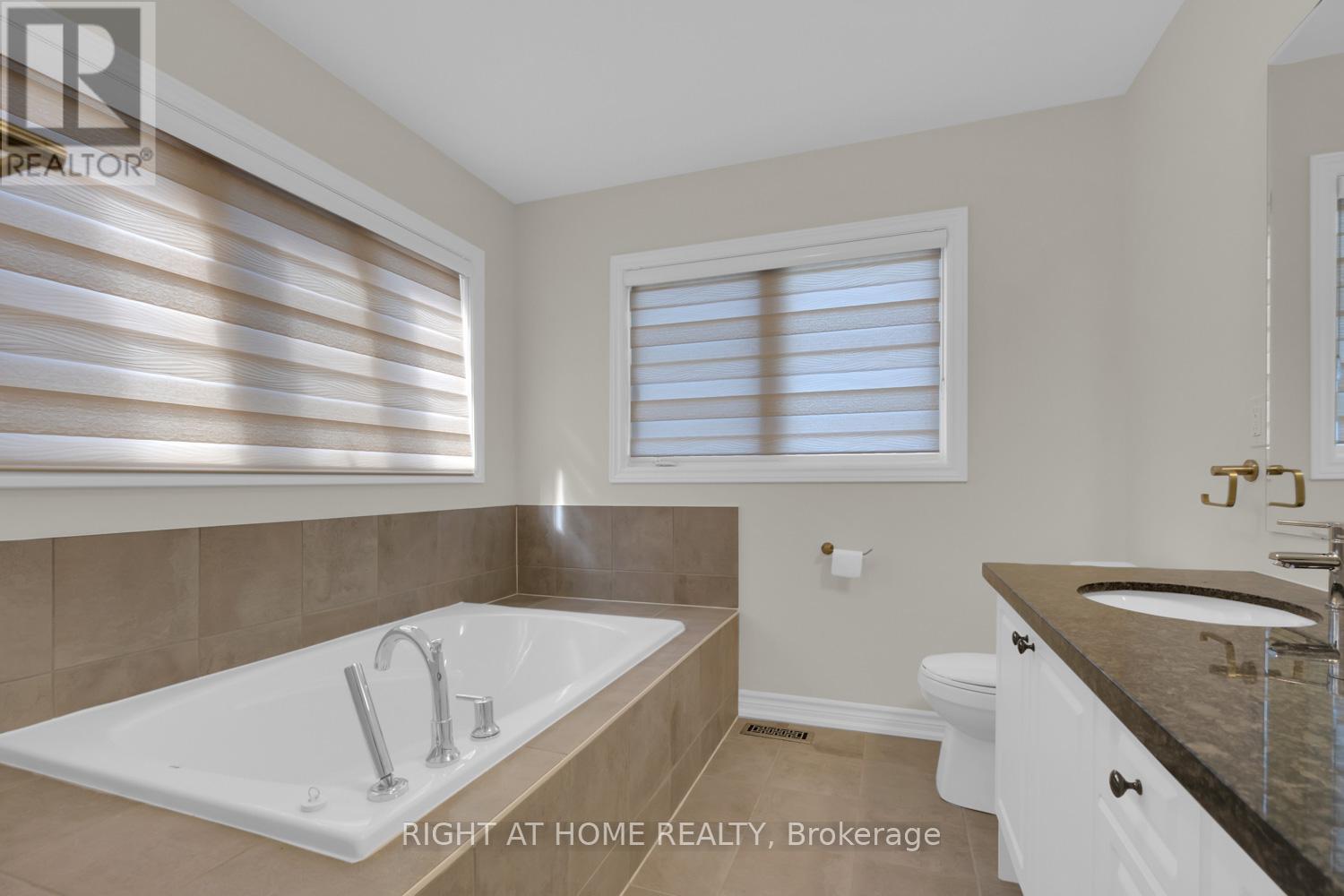 34 Valleo Street, Georgina, Ontario  L4P 0K1 - Photo 14 - N12289044