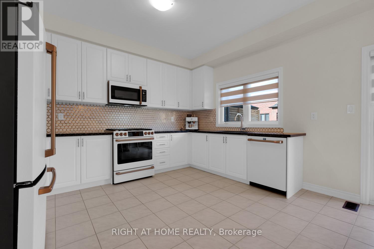 34 Valleo Street, Georgina, Ontario  L4P 0K1 - Photo 6 - N12289044