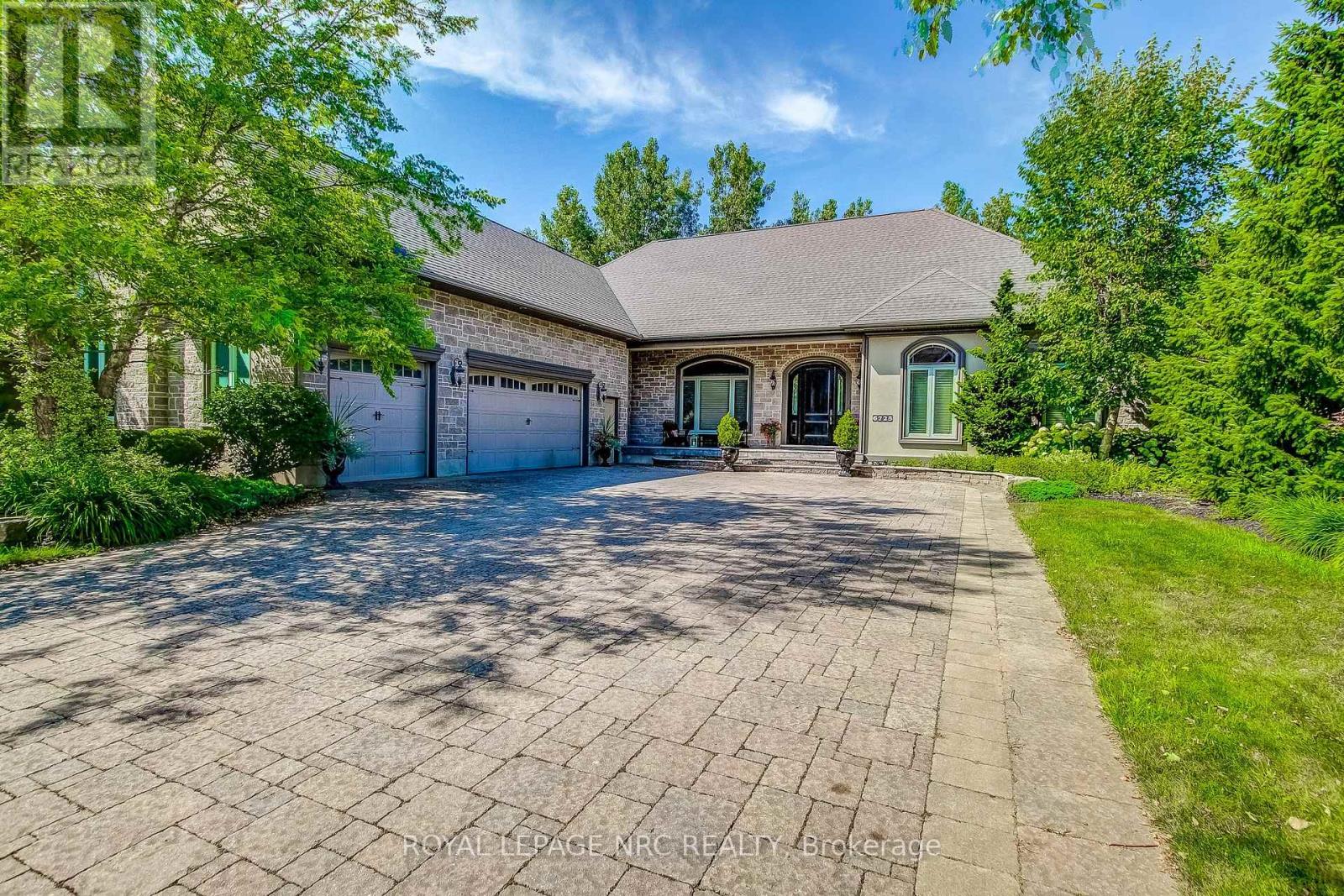 6725 Domenic Crescent, Niagara Falls (Stamford), Ontario  L2J 4L5 - Photo 1 - X12298461