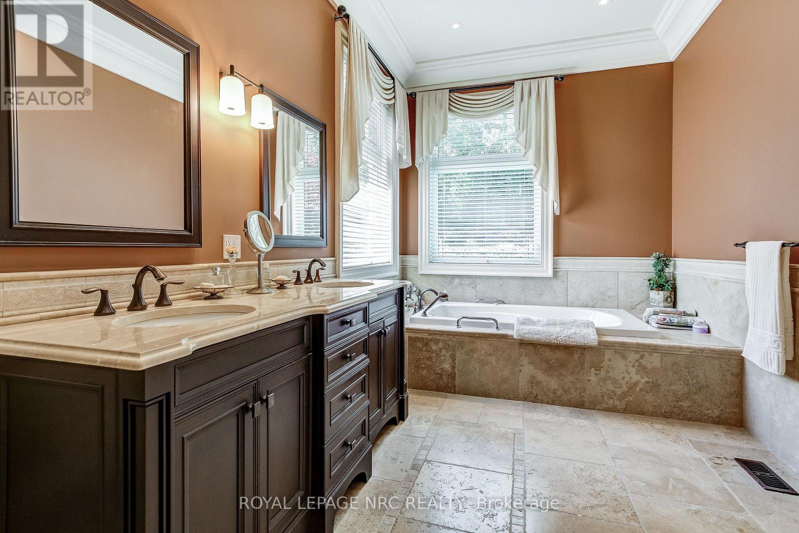 6725 Domenic Crescent, Niagara Falls (Stamford), Ontario  L2J 4L5 - Photo 15 - X12298461