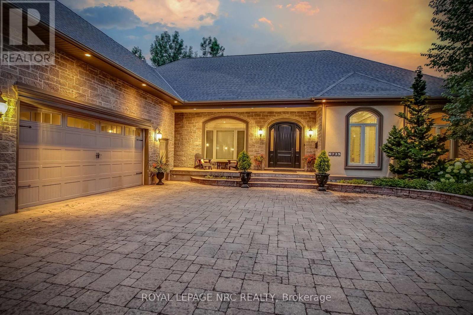 6725 Domenic Crescent, Niagara Falls (Stamford), Ontario  L2J 4L5 - Photo 3 - X12298461