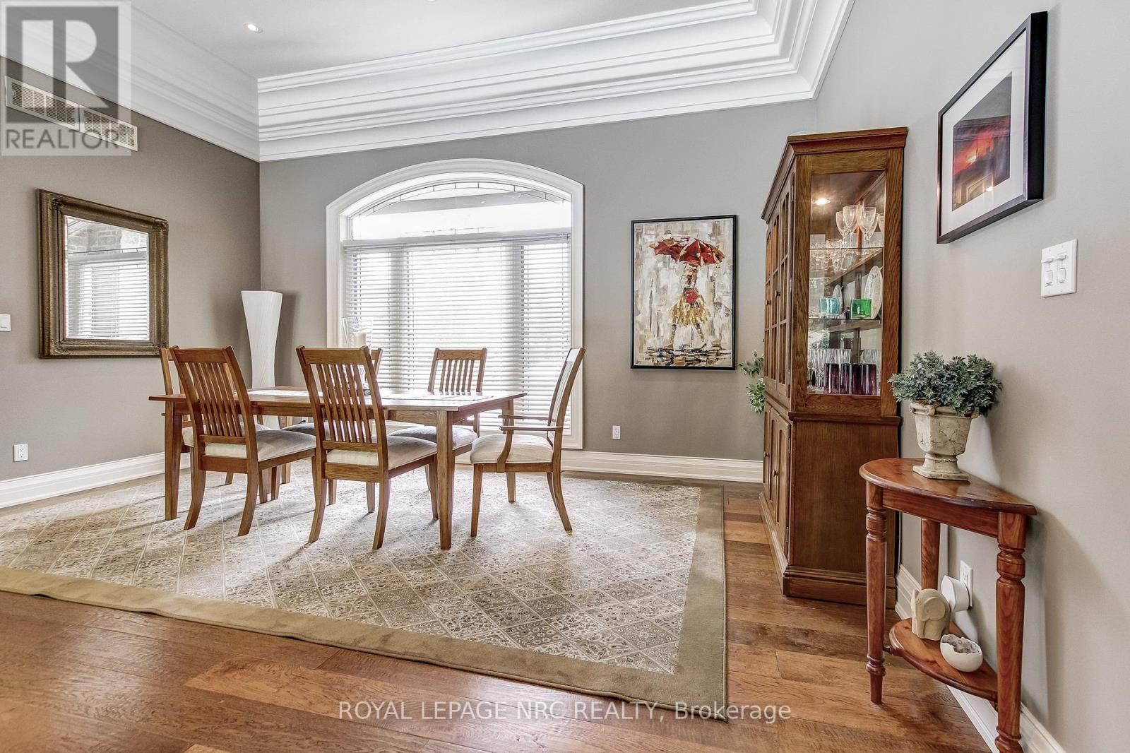 6725 Domenic Crescent, Niagara Falls (Stamford), Ontario  L2J 4L5 - Photo 6 - X12298461