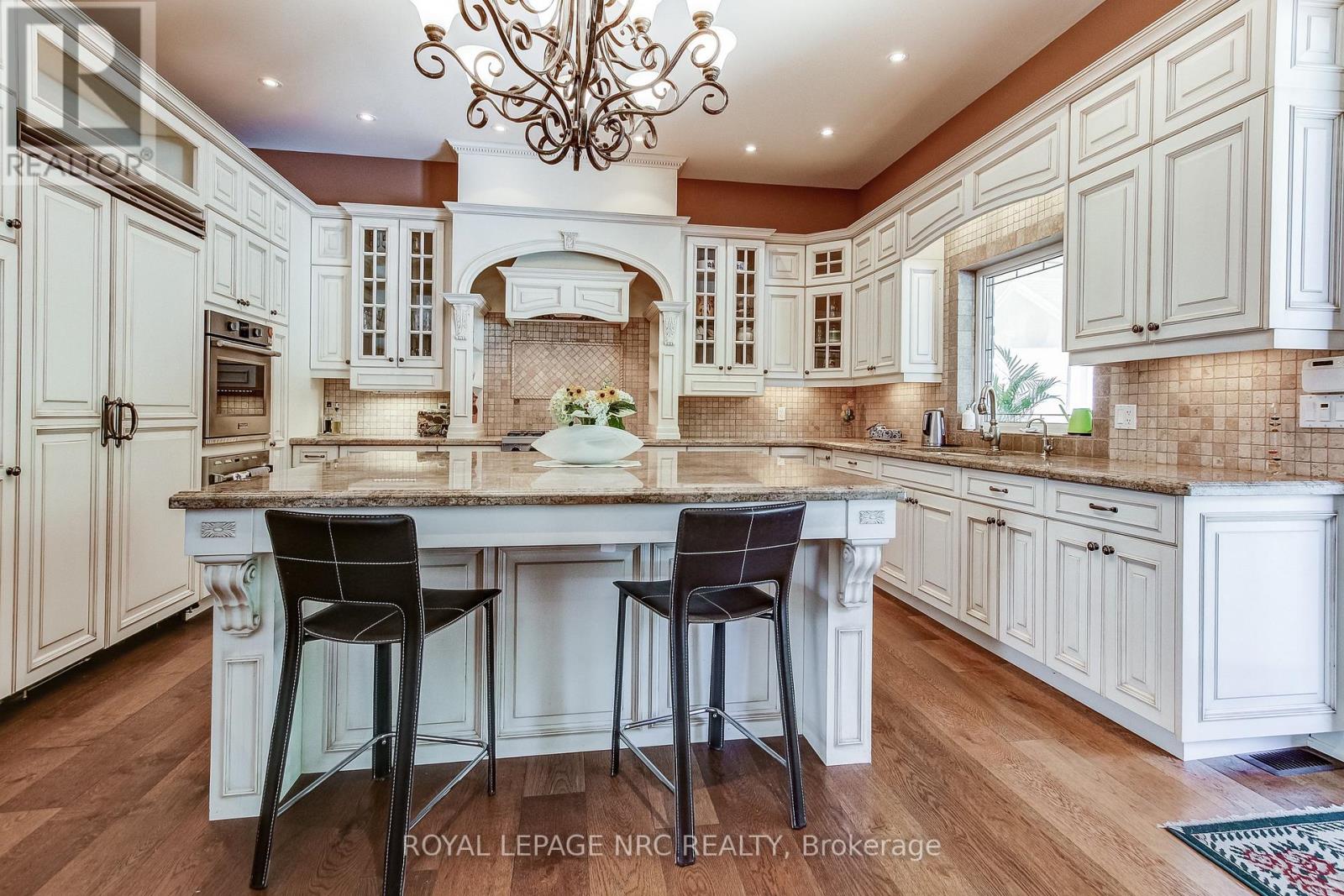 6725 Domenic Crescent, Niagara Falls (Stamford), Ontario  L2J 4L5 - Photo 8 - X12298461