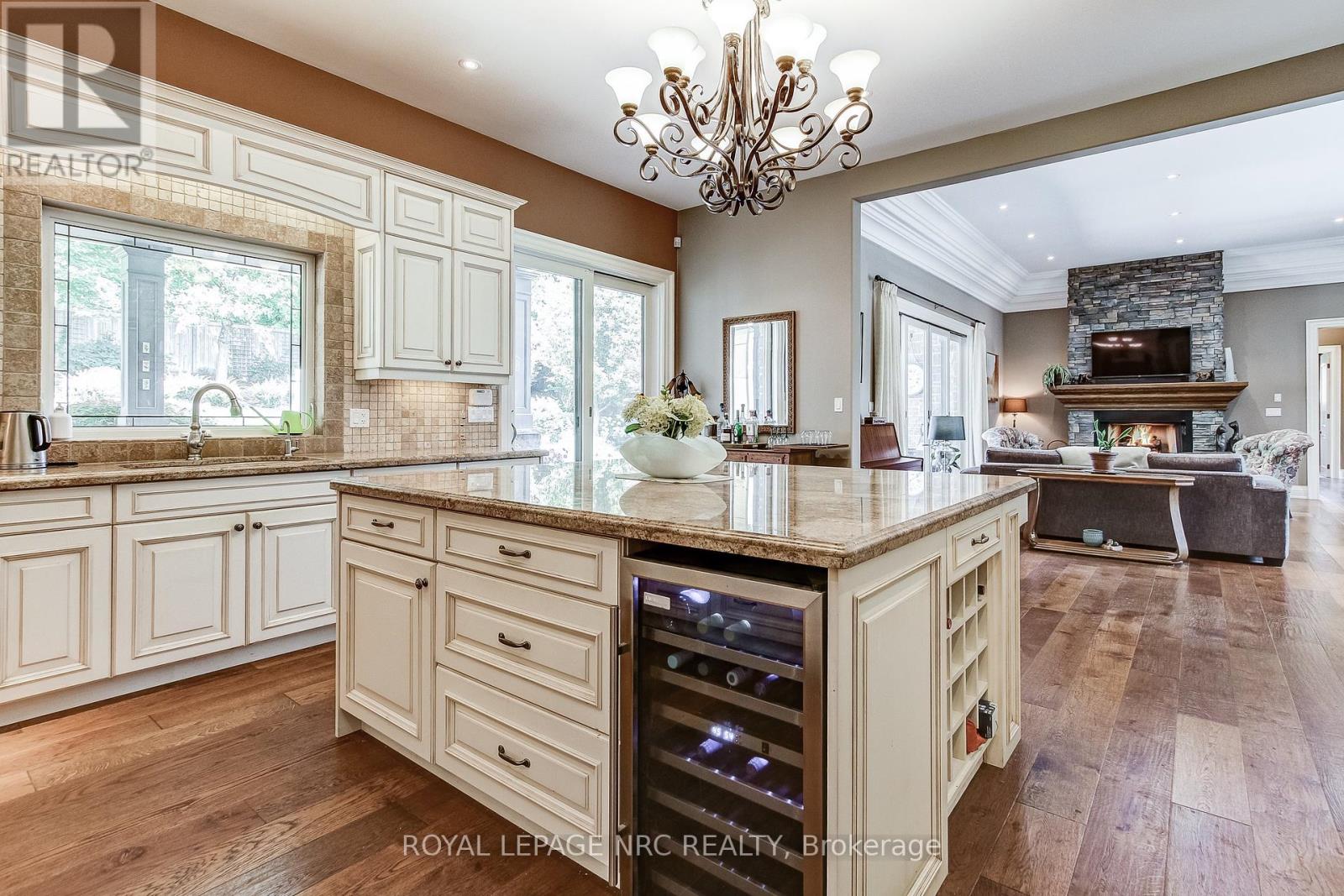 6725 Domenic Crescent, Niagara Falls (Stamford), Ontario  L2J 4L5 - Photo 9 - X12298461