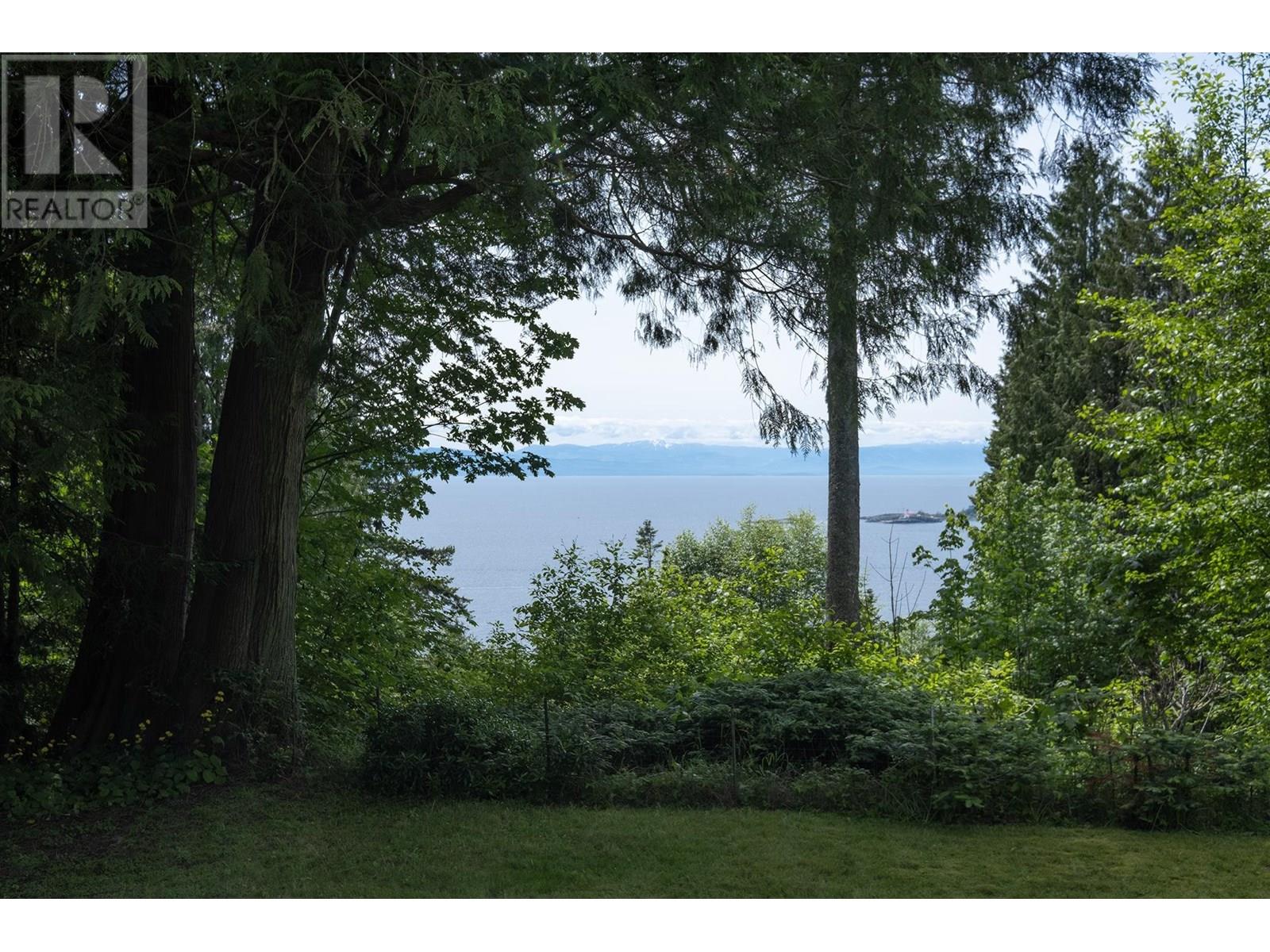 8127 Redrooffs Road, Halfmoon Bay, British Columbia  V7Z 1A7 - Photo 2 - R3029072