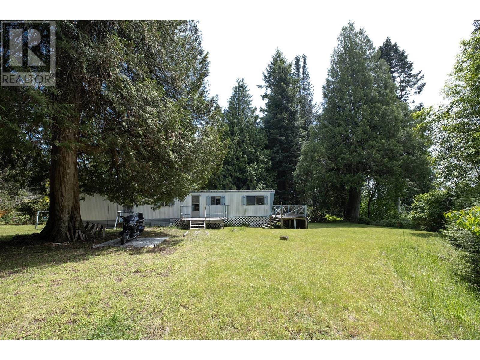 8127 Redrooffs Road, Halfmoon Bay, British Columbia  V7Z 1A7 - Photo 8 - R3029072