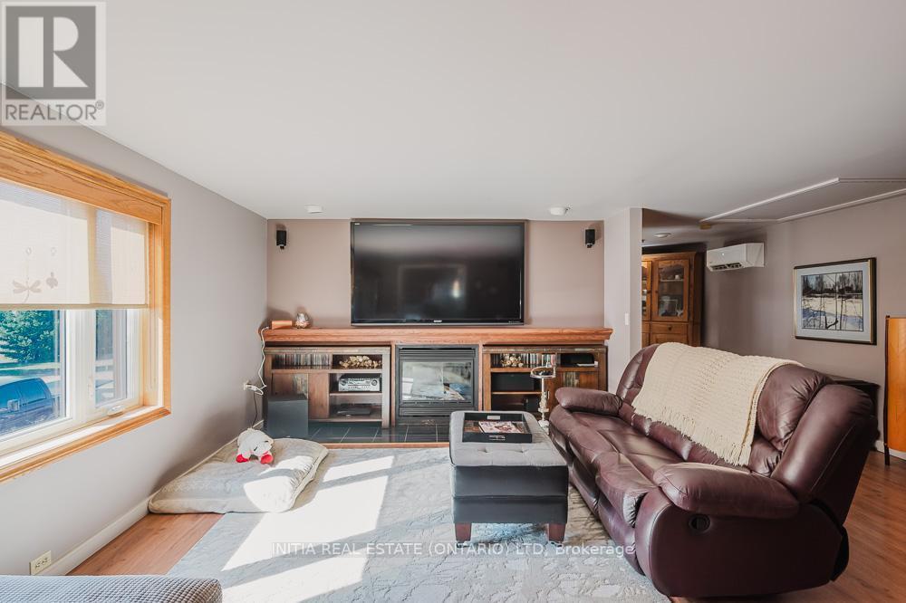 9450 Longwoods Road, Chatham-Kent, Ontario  N7M 5J7 - Photo 10 - X12296706
