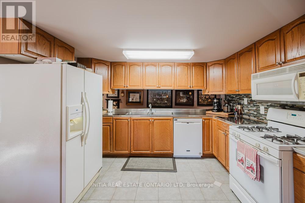 9450 Longwoods Road, Chatham-Kent, Ontario  N7M 5J7 - Photo 3 - X12296706
