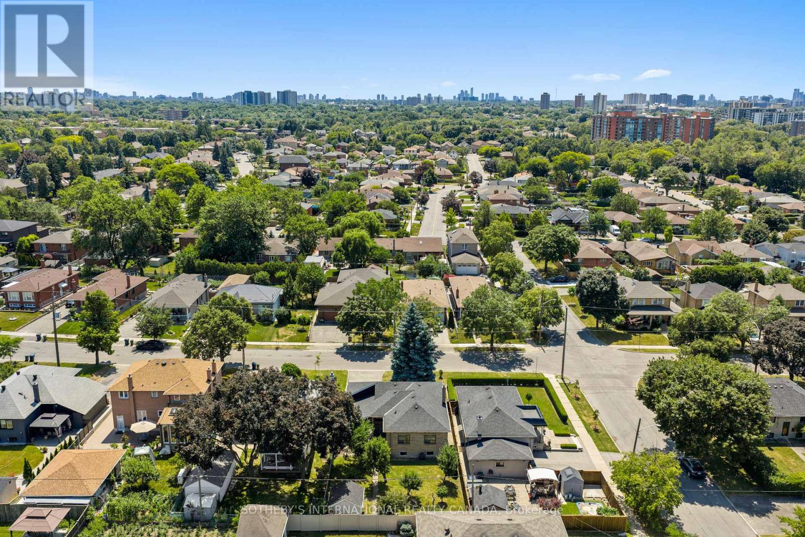 76 Lawnside Drive, Toronto (Rustic), Ontario  M6L 1Z7 - Photo 49 - W12298256