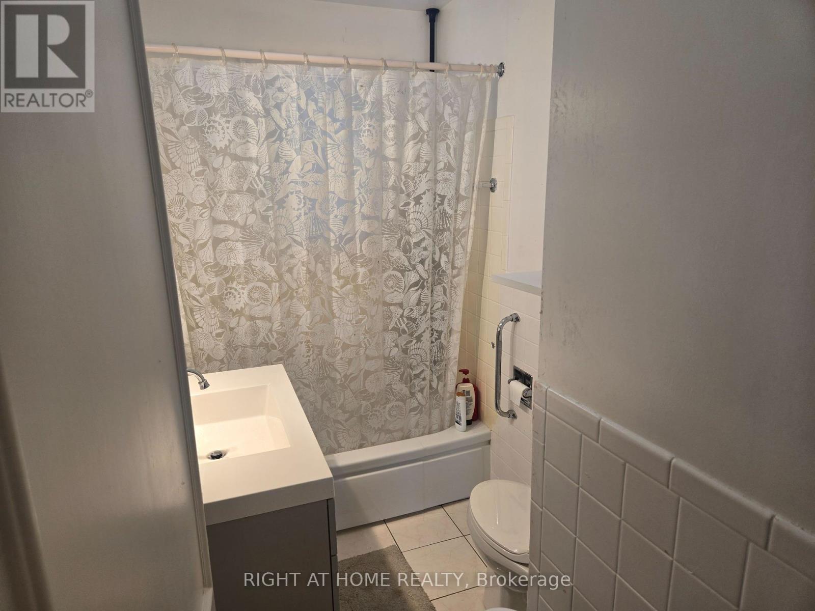 12 Hawkins Drive, Toronto, Ontario  M6M 2W6 - Photo 11 - W12298374