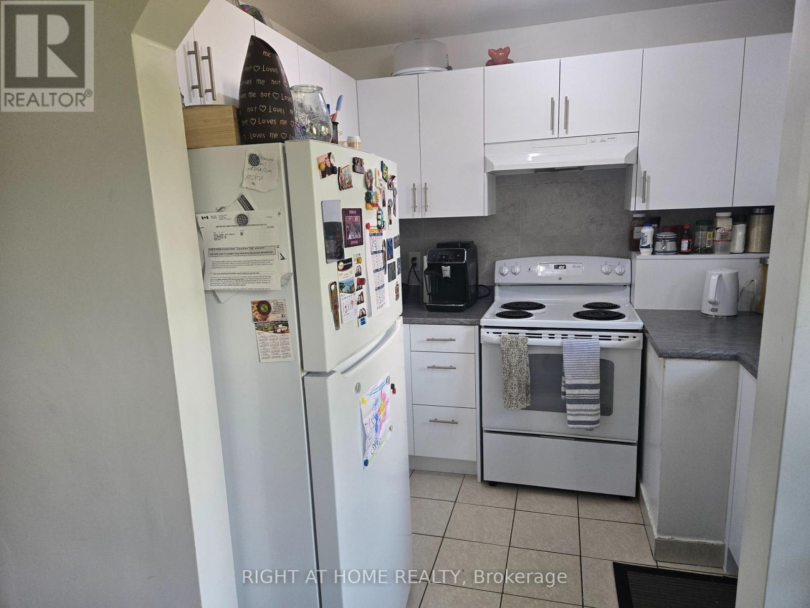 12 Hawkins Drive, Toronto, Ontario  M6M 2W6 - Photo 4 - W12298374