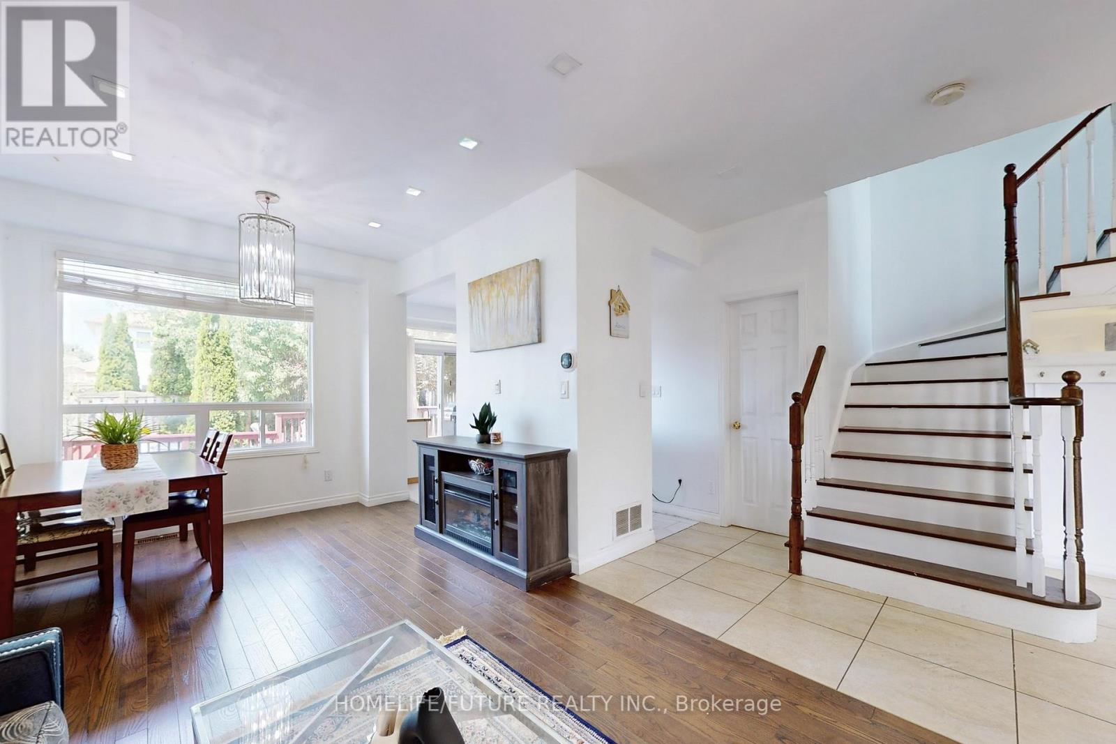 Property at 1109 TIMBERLAND CRESCENT image 3