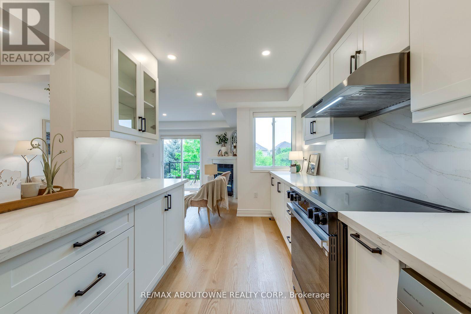 2246 Fairbairn Court, Oakville, Ontario  L6M 4R2 - Photo 12 - W12298531