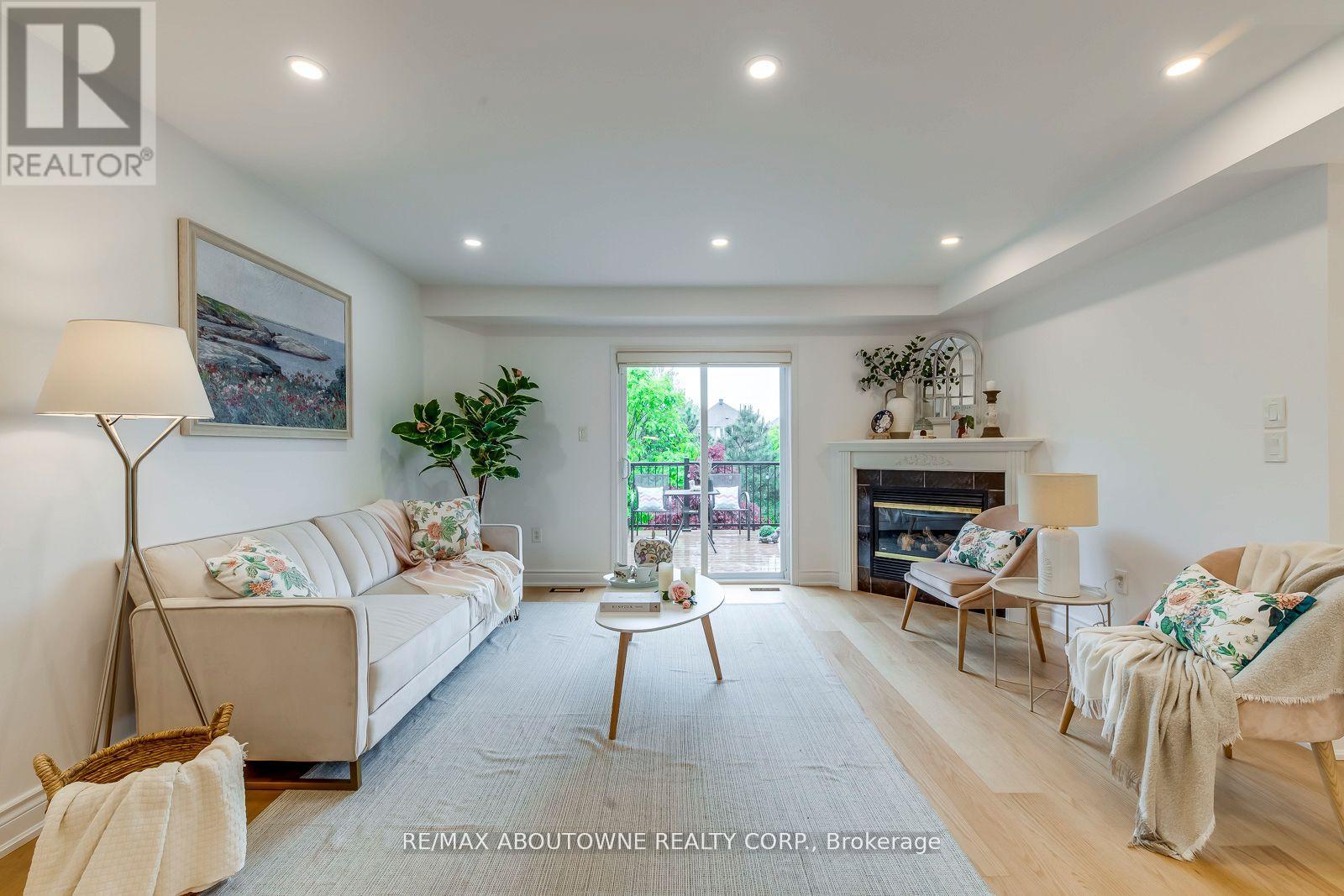 2246 Fairbairn Court, Oakville (Wm Westmount), Ontario  L6M 4R2 - Photo 15 - W12298531