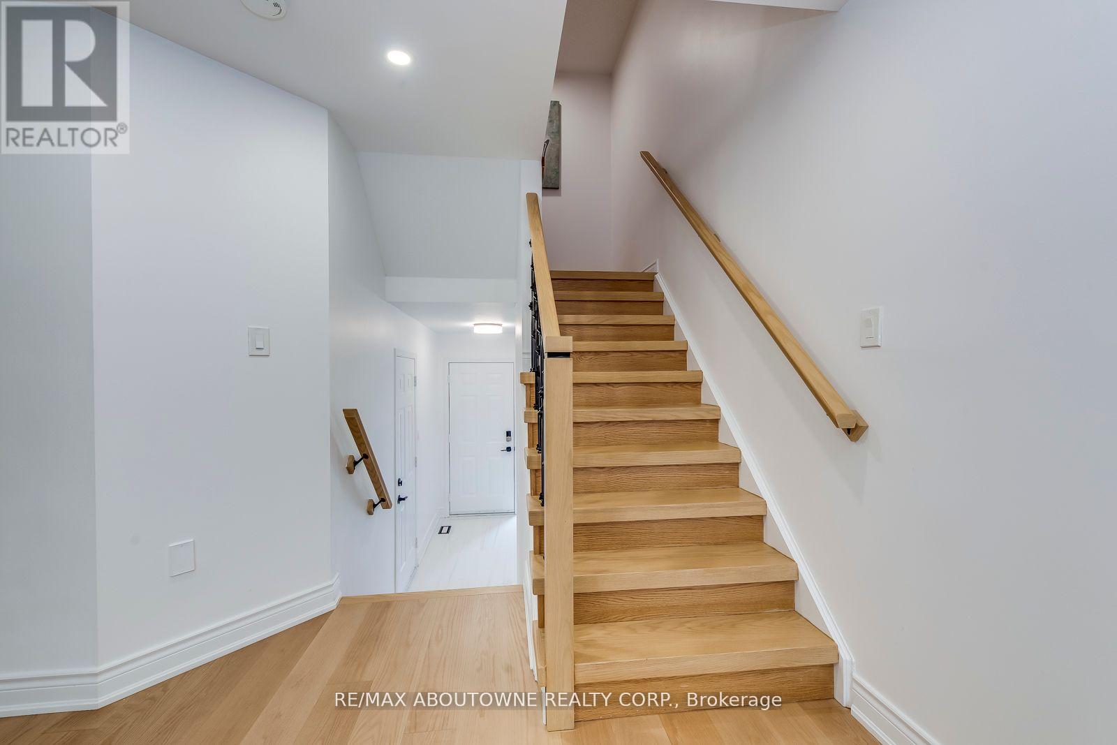 2246 Fairbairn Court, Oakville (Wm Westmount), Ontario  L6M 4R2 - Photo 20 - W12298531