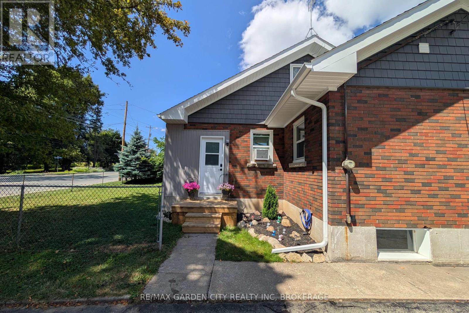 222 Ridgeway Road, Fort Erie, Ontario  L0S 1B0 - Photo 2 - X12296687