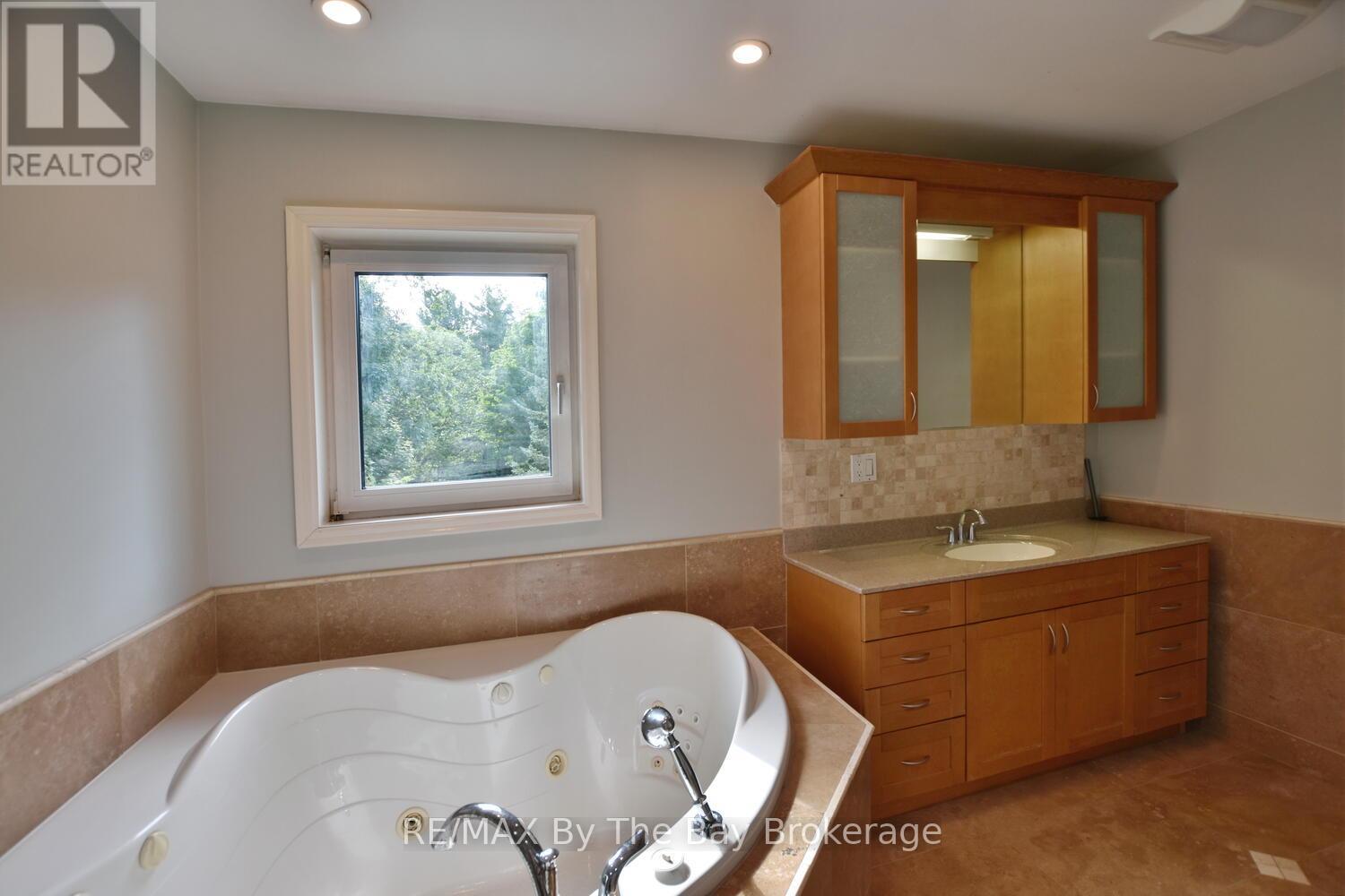 104 Knox Road E, Wasaga Beach, Ontario  L9Z 2T5 - Photo 17 - S12121253