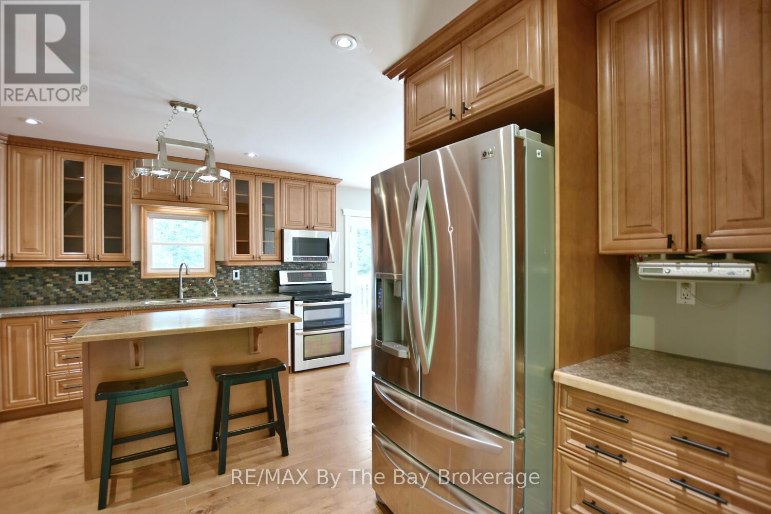 104 Knox Road E, Wasaga Beach, Ontario  L9Z 2T5 - Photo 6 - S12121253