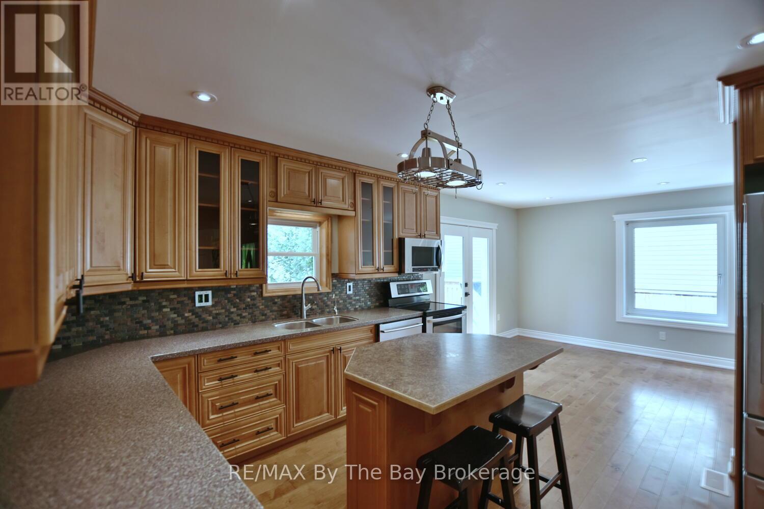 104 Knox Road E, Wasaga Beach, Ontario  L9Z 2T5 - Photo 5 - S12121253