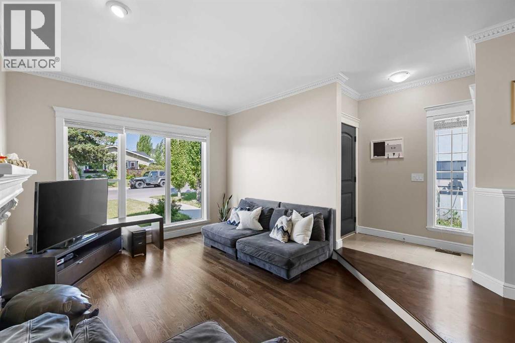 Property at 2236 33 Street SW image 4