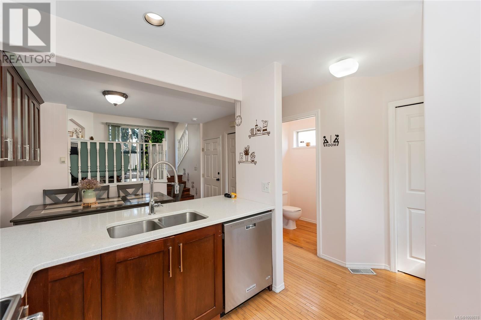 Property at 3014 Scott St image 4