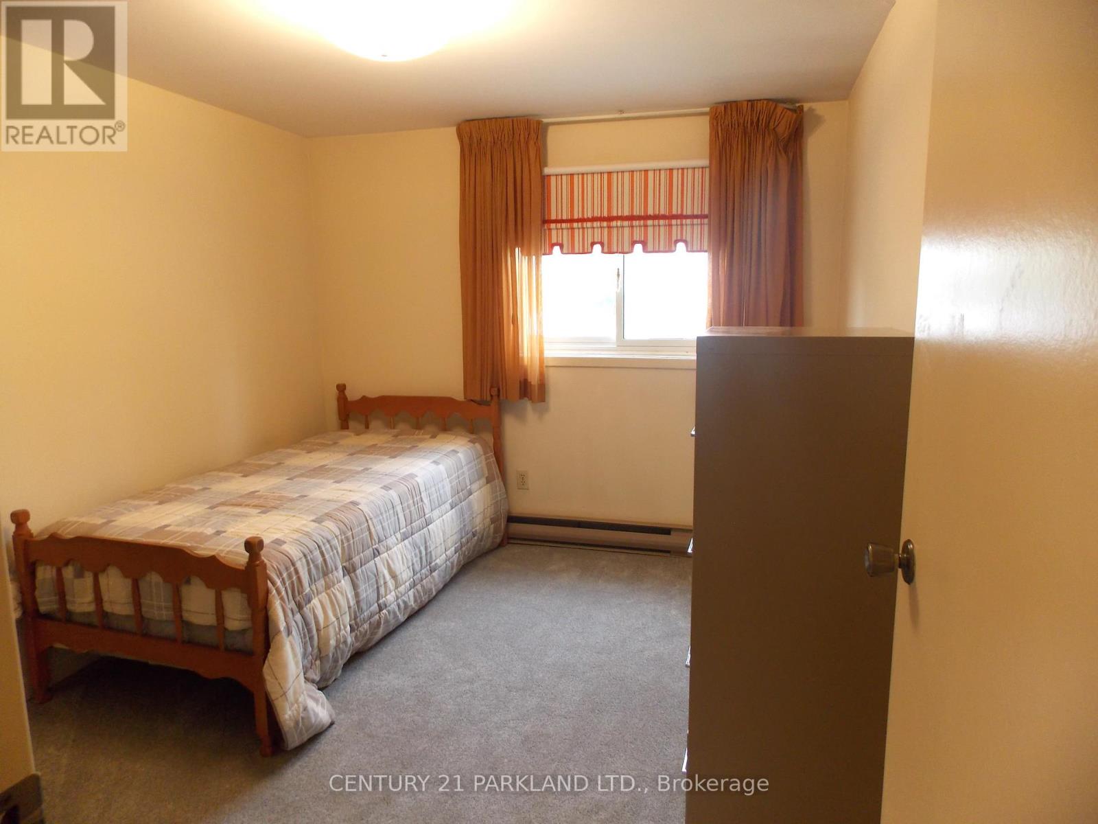 42 Antibes Drive, Toronto, Ontario  M2R 3K4 - Photo 4 - C12298425