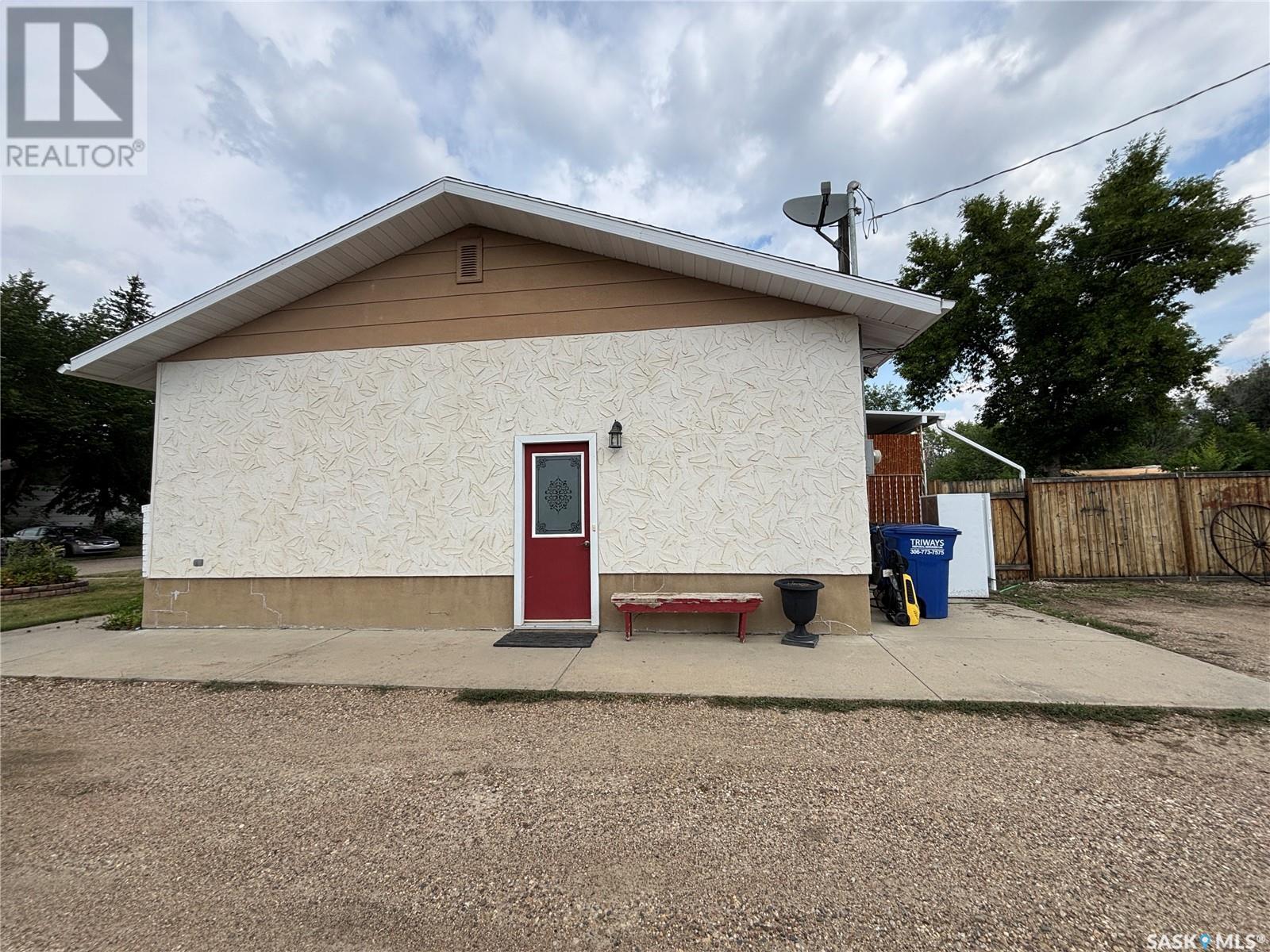 126 Myers Crescent, Maple Creek, Saskatchewan  S0N 1N0 - Photo 3 - SK013325